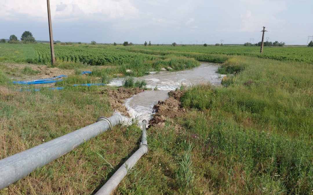 Inundarea satului Vadu Roșca a fost evitată după trei zile de luptă cu apele. Apa de pe câmp a fost deversată în Putna cu pompele